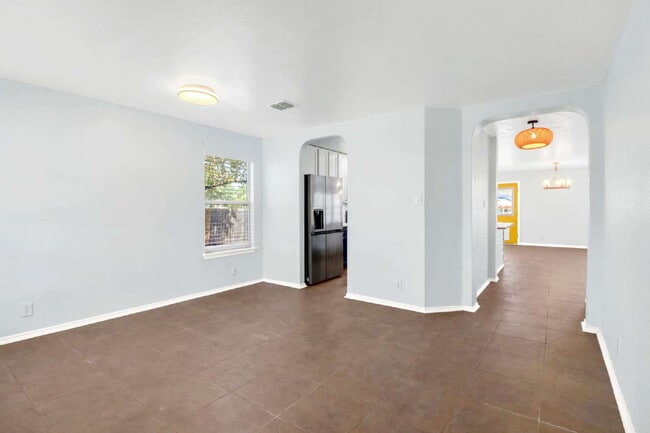 Building Photo - 406 Reba