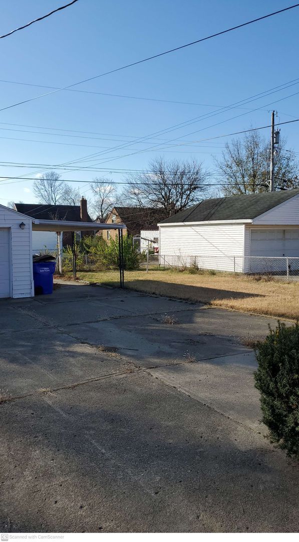 Building Photo - Great 4 bed 2 bath near UD and Dayton central...with garage & AC with laundry hook ups!