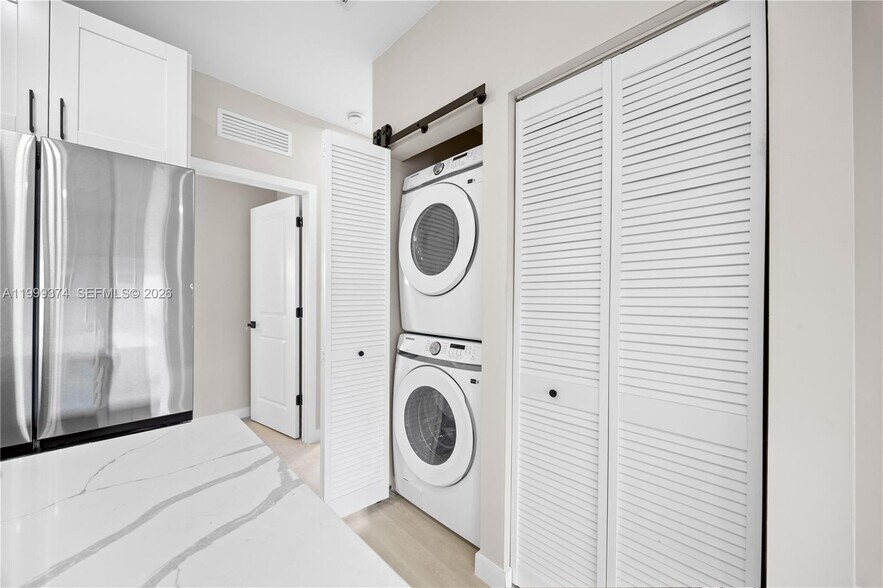 Building Photo - 630 NE 166th St