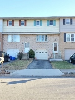 Primary Photo - 1566 Thompson Ave