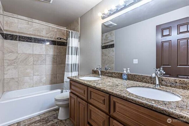 Building Photo - Immaculate & HUGE 5-Bedroom Home in Desira...