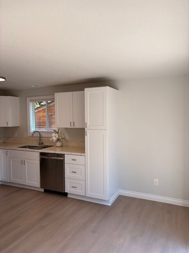 Building Photo - HALF MONTH FREE OF RENT Beautifully Remode...