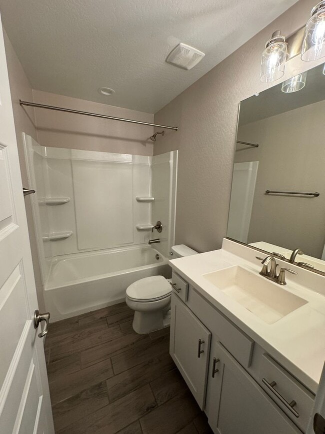 Building Photo - Unique opportunity! Rent a townhouse in a ...