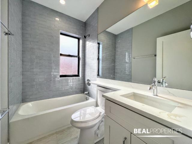 Building Photo - 2 bedroom in CHICAGO IL 60613