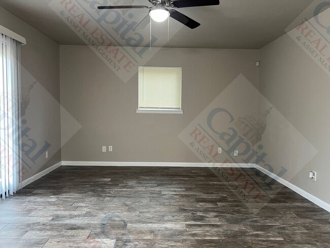 Building Photo - Spacious 3 Bedroom