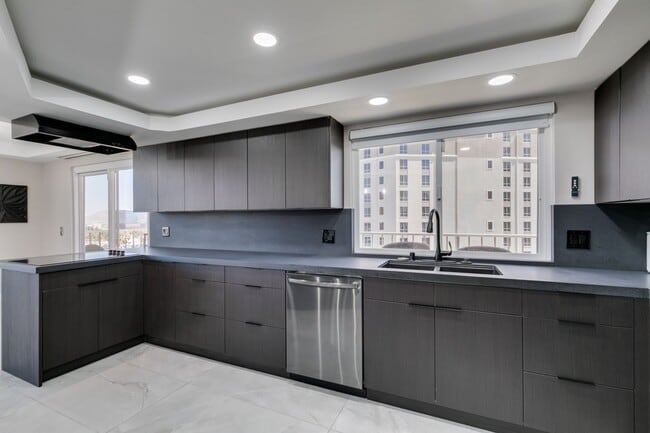 Building Photo - Elevated Penthouse Living with Private Terrace & Resort-Style Amenities * MOVE IN SPECIAL *