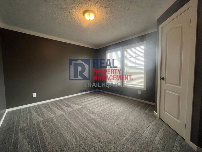 Building Photo - 3 Bed / 2 Bath Farmhouse Styled Home – Move In Ready