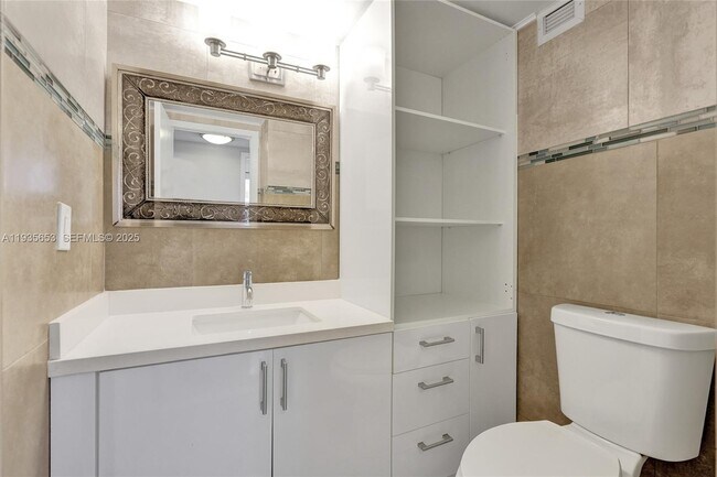 Building Photo - 2500 Parkview Dr