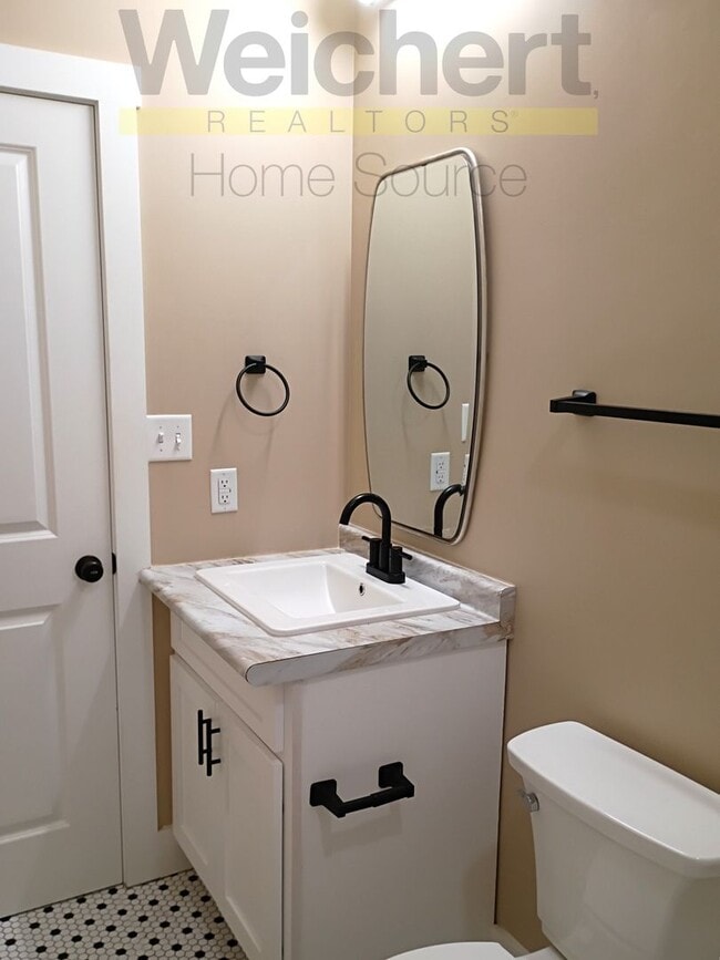 Building Photo - Walkable Downtown Apartment with Washer & Dryer