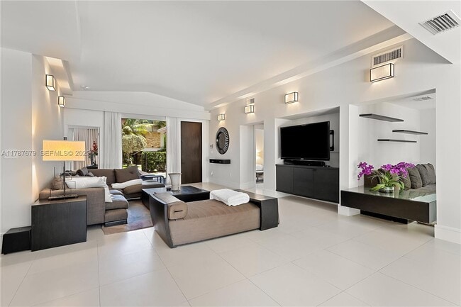 Building Photo - 122 E 2nd Ct