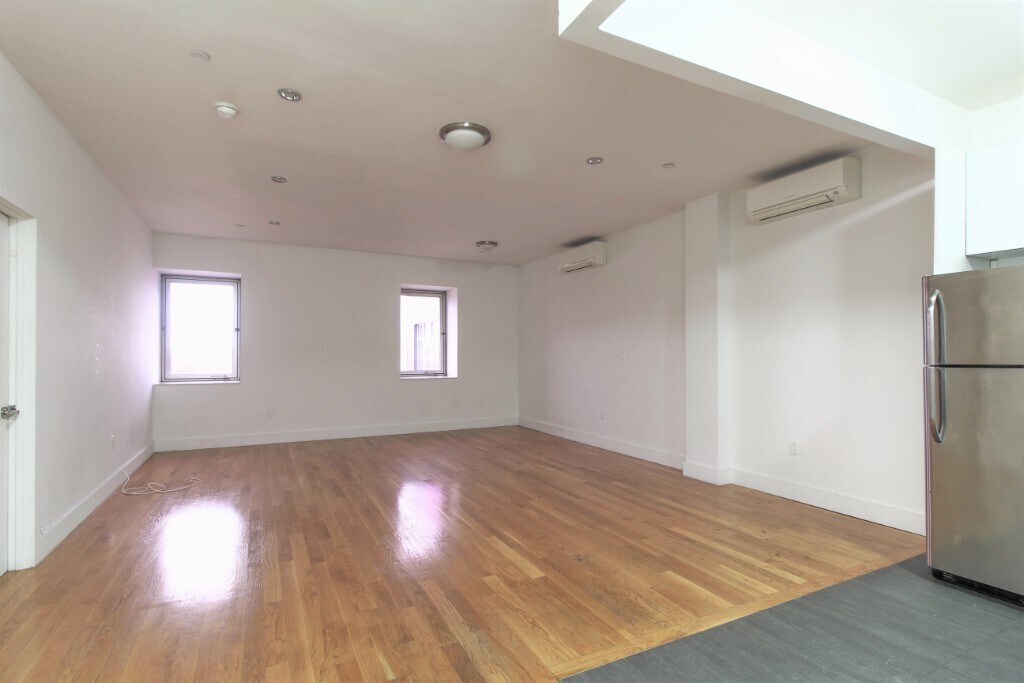 Building Photo - LUXURY 1 BED LOFT in Queens!