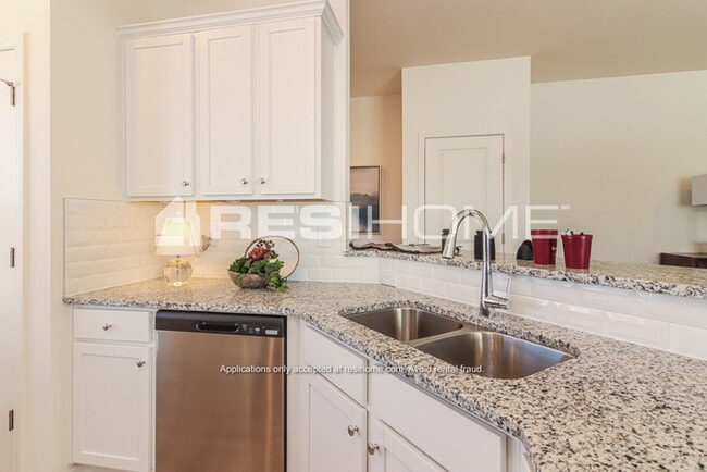 Building Photo - 685 Louis Ln