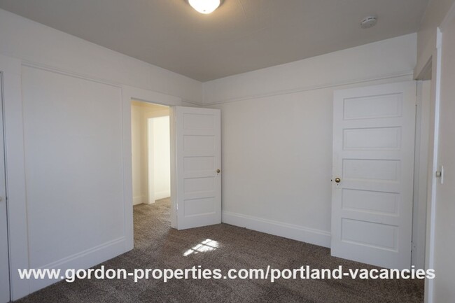 Building Photo - NE Holland St - vintage Woodlawn 2 bedroom...