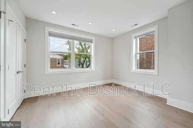 Building Photo - 608 Roxboro Pl NW