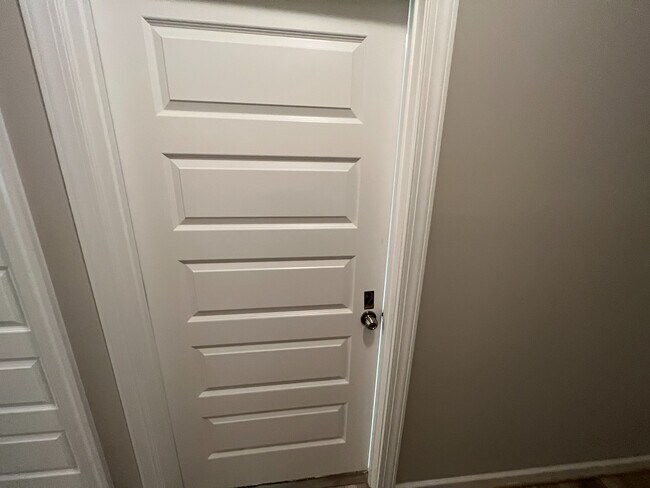 Building Photo - Room in House on Tawny View Ln