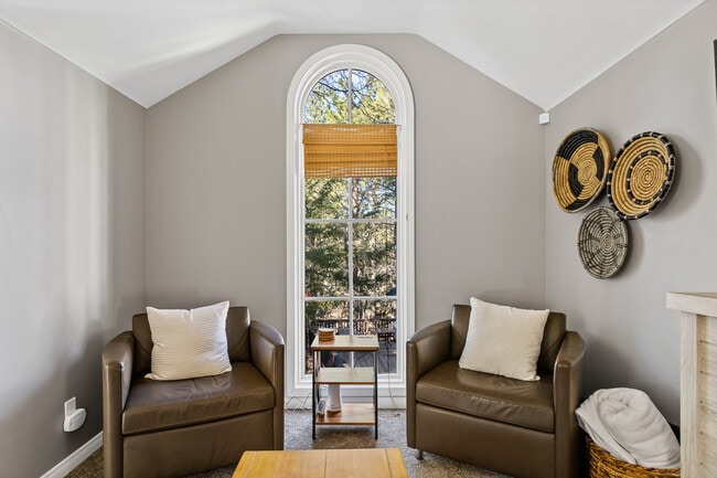 Building Photo - 590 Oak Knoll Cir