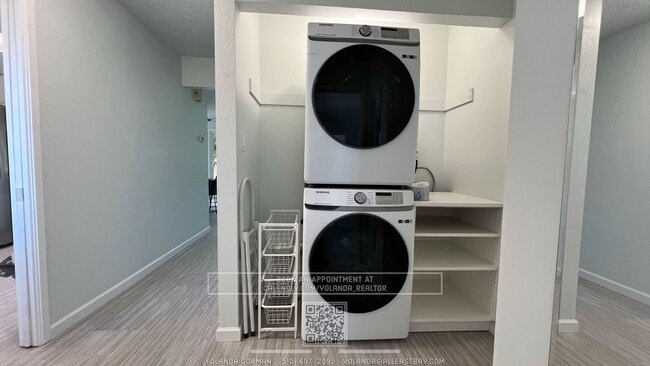 Building Photo - Beautifully 3BR Townhome with Huge Loft St...