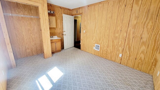 Building Photo - 3 Bedroom/ 1.5 Bathroom House -Near WVU Ma...