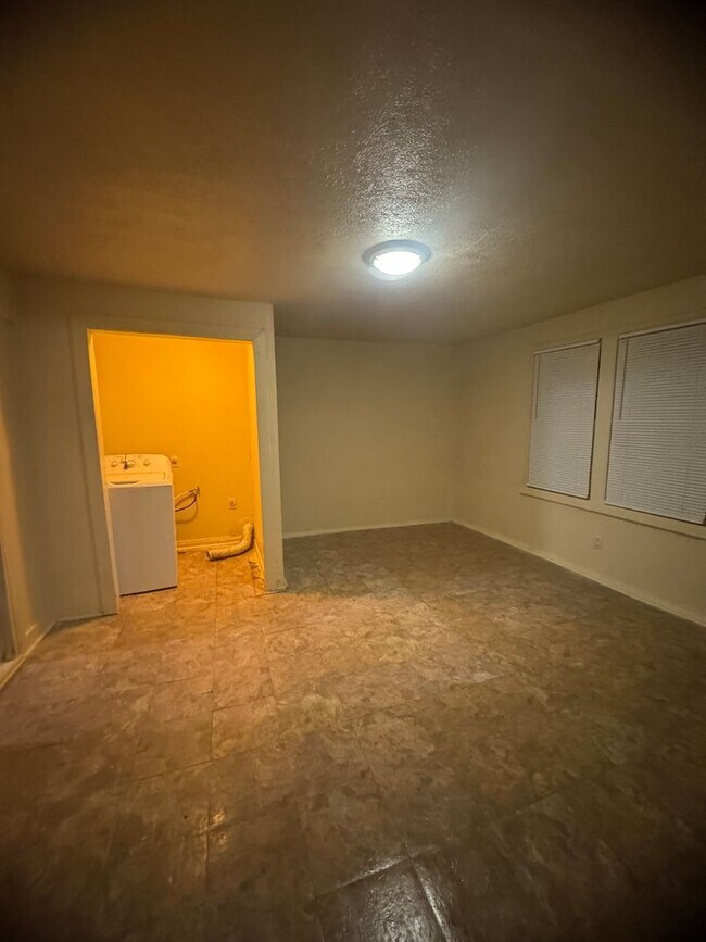 Building Photo - Spacious home in Clyde
