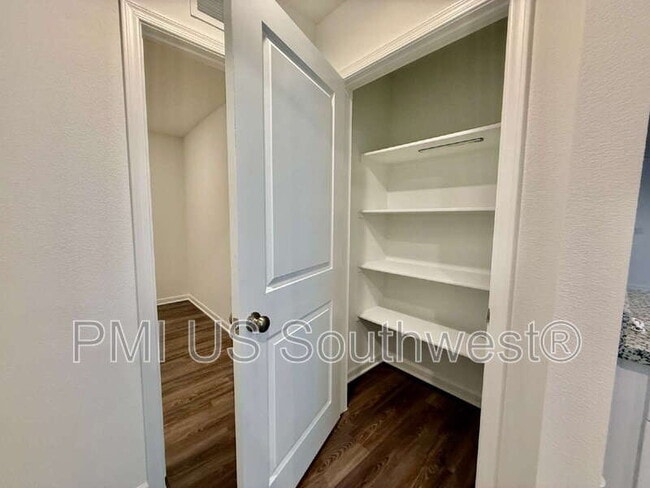 Building Photo - 2580 View Way