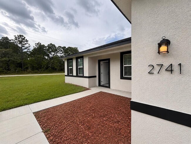 Building Photo - 2741 W Rutland Dr