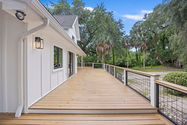 Building Photo - Available 6/15. Stunning, Fully-Rennovated...