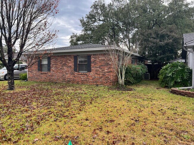 Building Photo - 723 Clark Dr