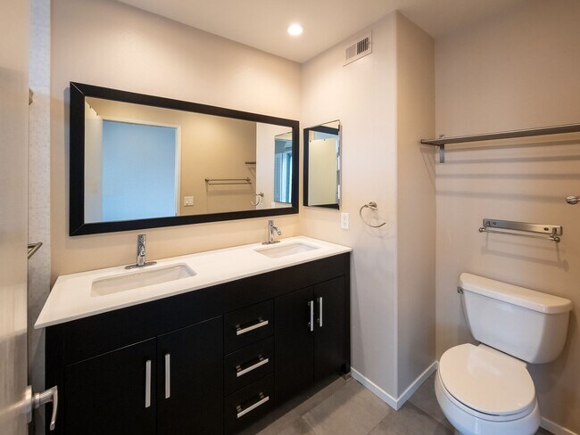 Building Photo - Luxury Living in Toluca Lake!
