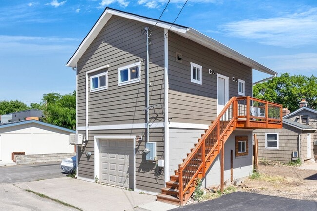 Building Photo - Modern One-Bedroom Above-Garage Apartment in Central Missoula