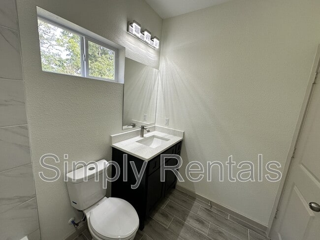 Building Photo - 107 Ross St