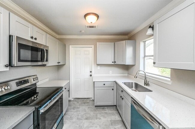 Building Photo - 1411 Laskey St