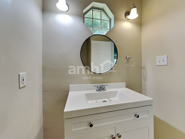 Building Photo - 130 Parkview Rd