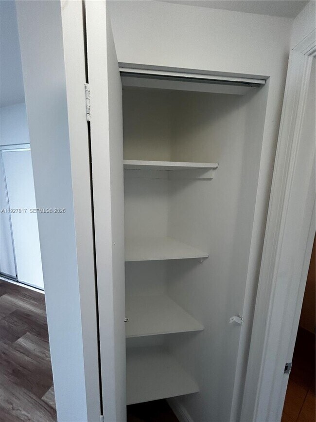 Building Photo - 1750 N Bayshore Dr