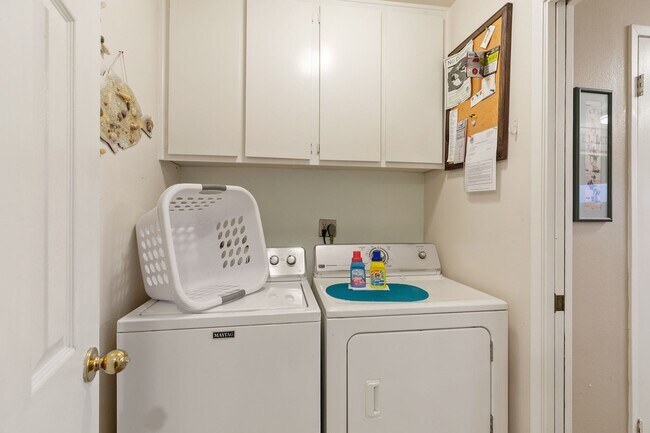 Building Photo - short term rental in the loop