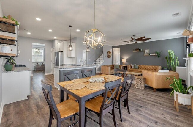 Building Photo - Show stopping 5 bed/3 bath rental in the h...