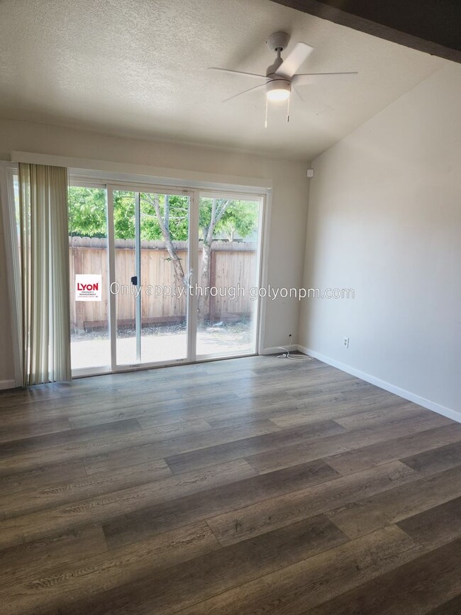 Building Photo - Renovated Halfplex! - Available Now!!