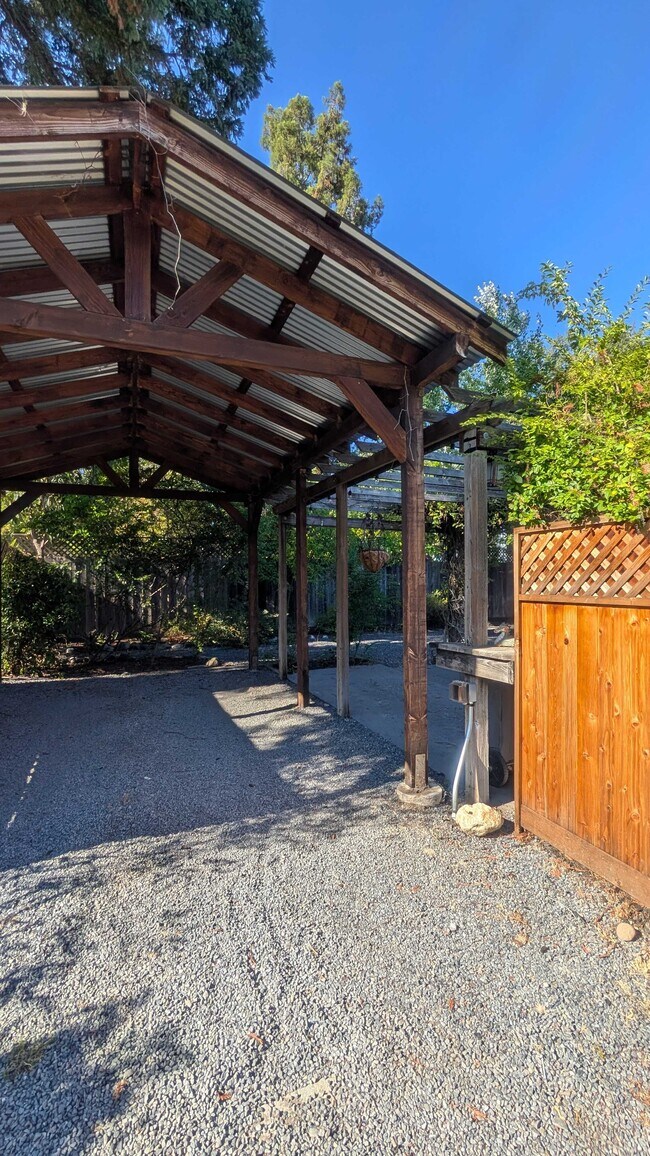 Building Photo - 405 N Cloverdale Blvd