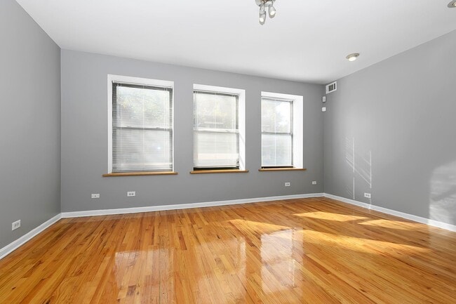 Building Photo - Beautiful 2Bed/1Bath in South Shore!