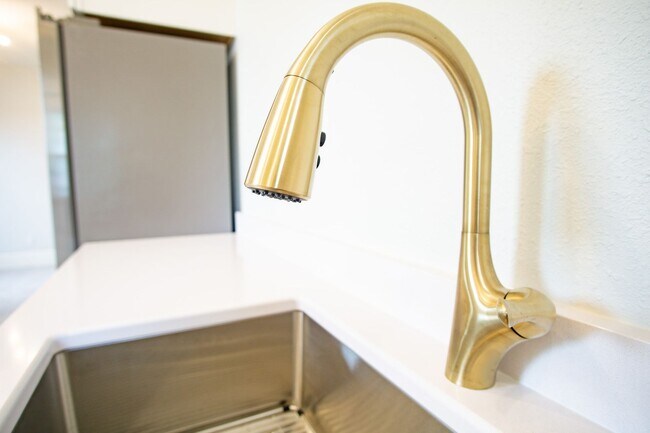 Building Photo - Gorgeous & Luxurious Remodeled Top-Floor T...