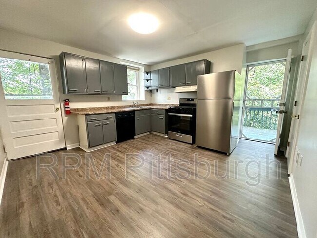 Building Photo - 373 Riverview Ave