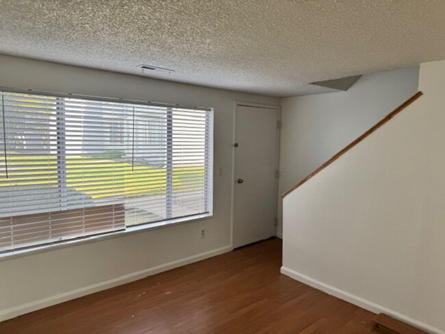 Building Photo - 2 BEDROOM TOWNHOME NEAR NORTH MEDFORD HIGH...