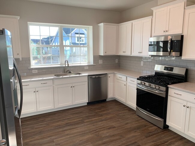 Building Photo - Resort life for your family in the Palisades!