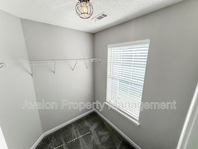 Building Photo - 282 Bonnes Dr SW