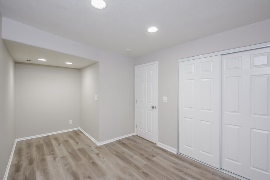 Building Photo - 6644 E 123rd Dr