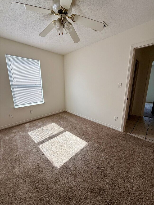 Building Photo - 513 Landview Dr