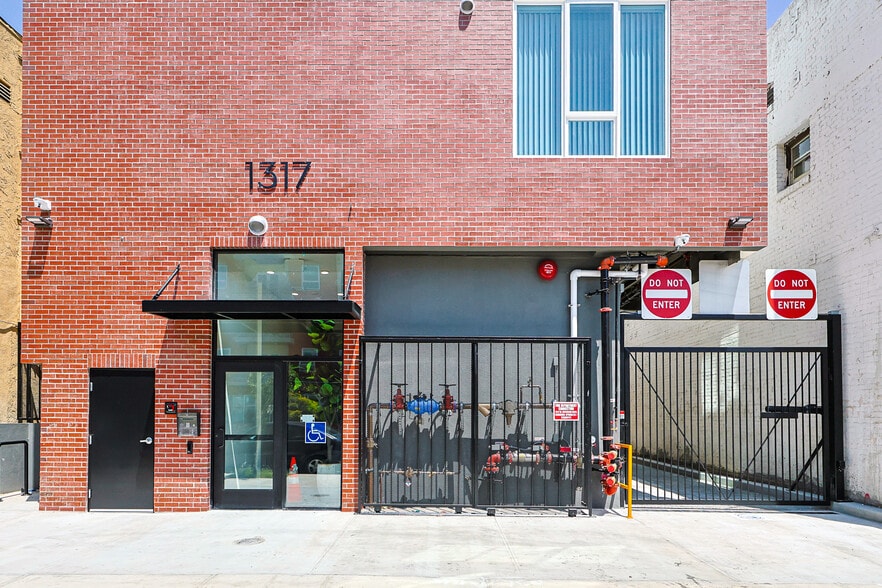Building Photo - 1317 W Jefferson Blvd