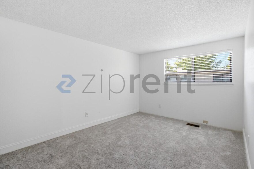 Building Photo - Unit