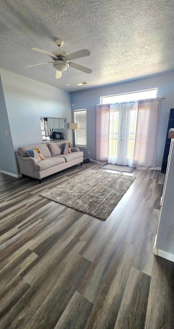 Building Photo - Spacious Northeast Heights Townhome for Rent!