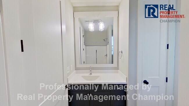 Building Photo - Bright & Open End Unit Townhome