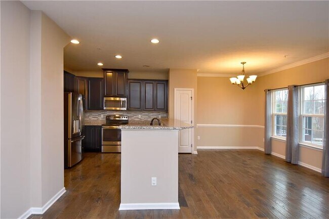 Building Photo - 618 Edison Dr